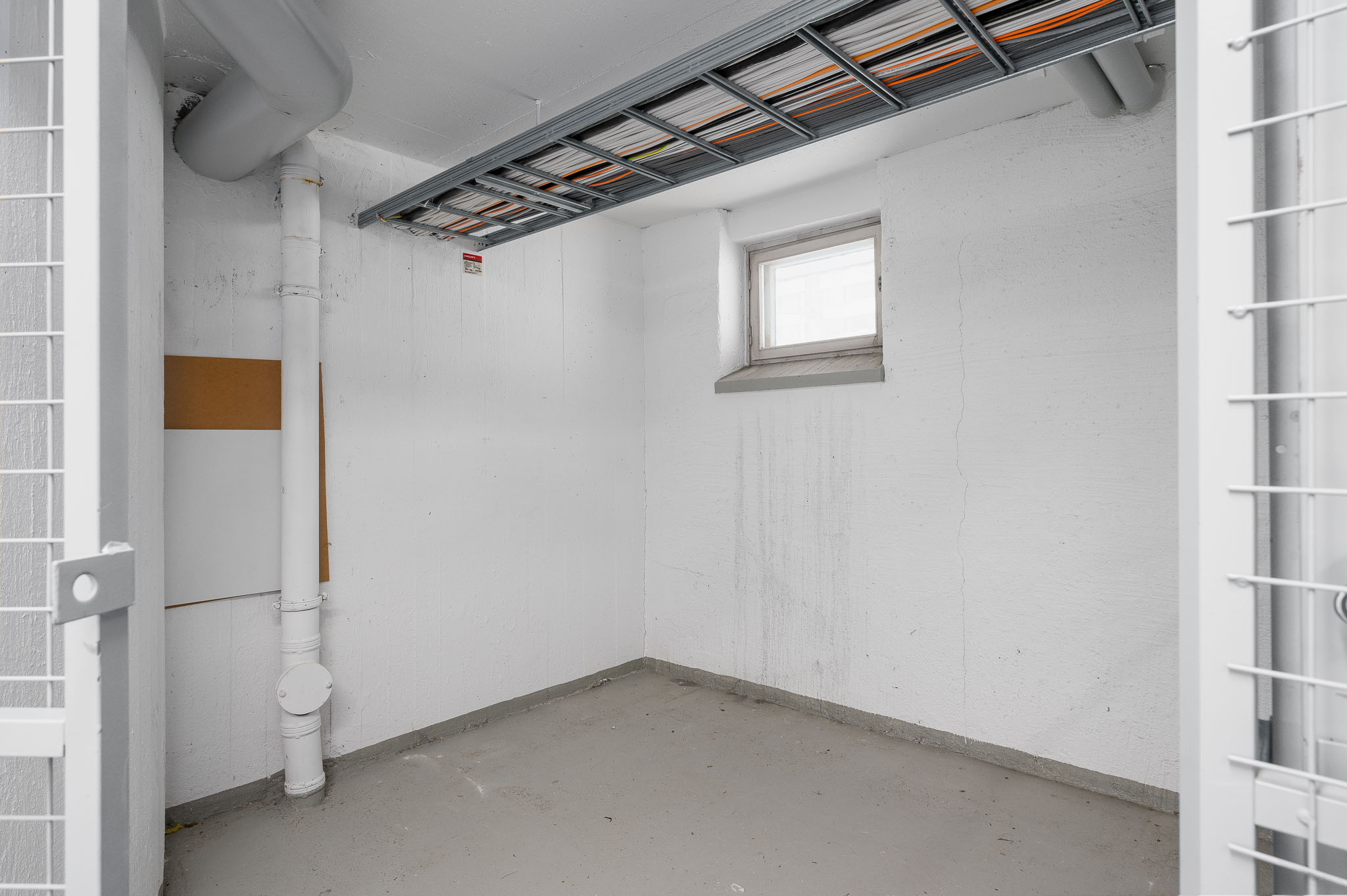 Huoneistolle kuuluva iso varasto