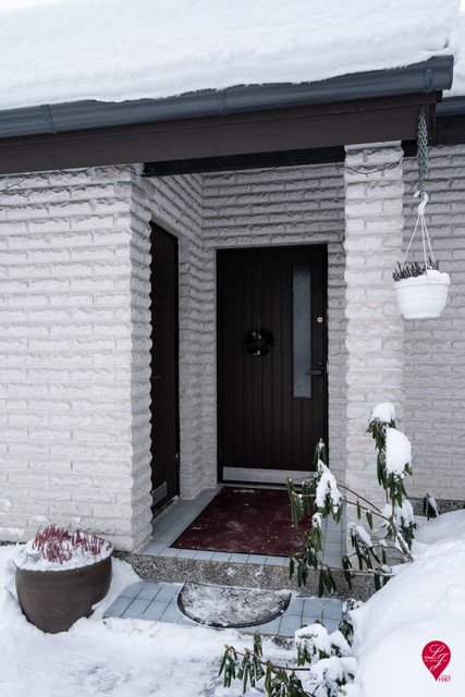 Sisäänkäynti on hyvin suojattu esim. lumisäitä ajatellen.