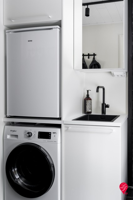 Kodinhoitohuoneesta löytyy kuivaava pesukone sekä ylimääräinen jääkaappi.