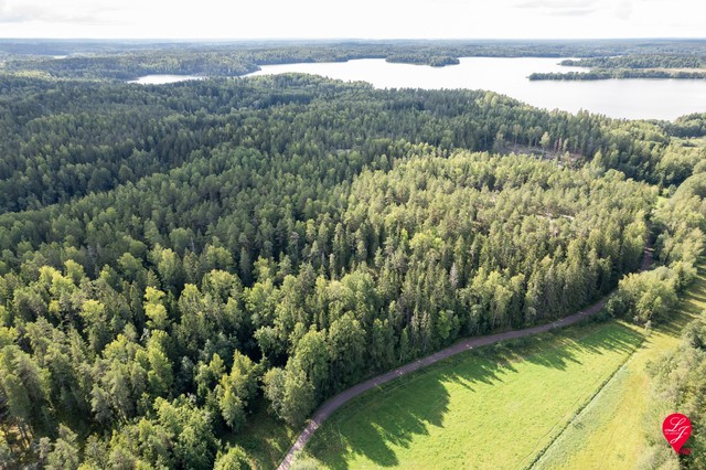 Tilas sijaitsee Vitträskin länsipuolella.