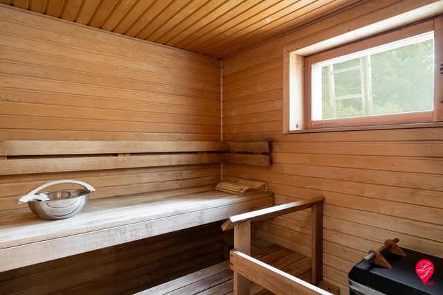 Talossa oleva sauna. Toinen sauna on erillisessä saunamökissä aina järven rannan tuntumassa.
