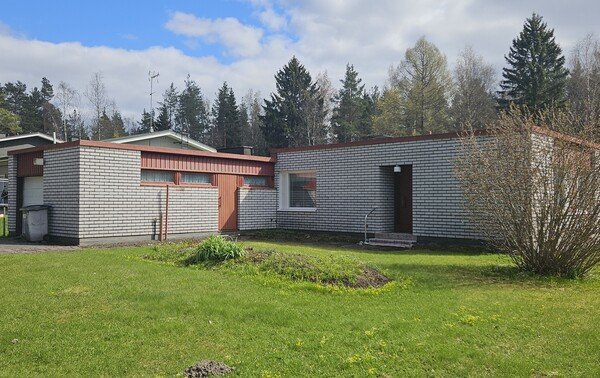 Mustakallionkuja 13