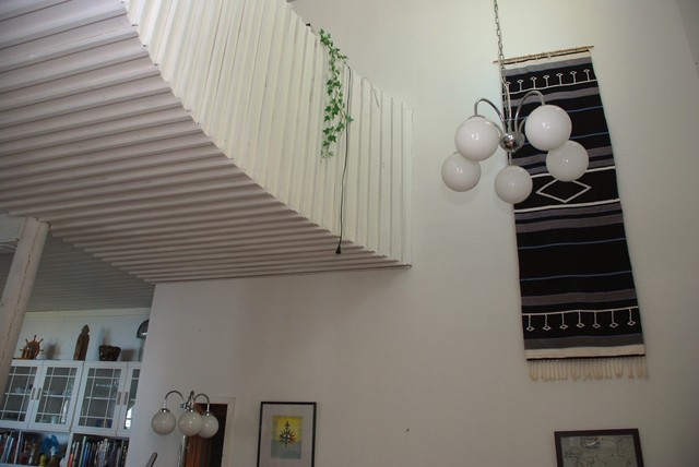 Olohuoneen korkea tila yläkerran aulaan