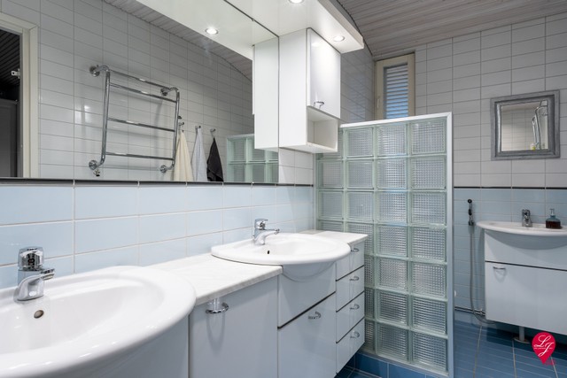 MBR:n yhteydessä tilava kylpyhuone kahdella altaalla.