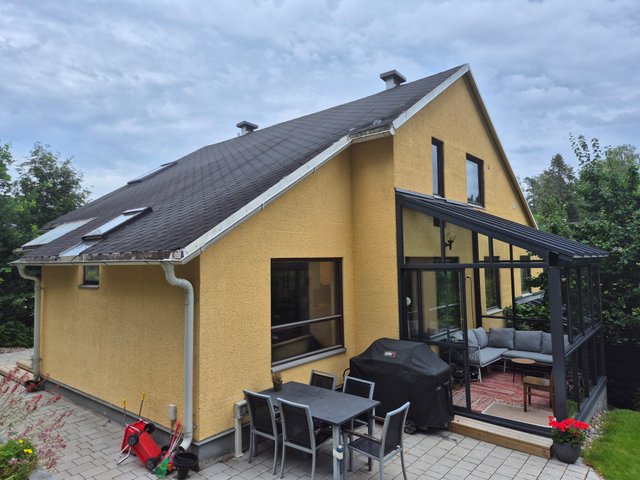 Talon julkisivu pihan puolelta