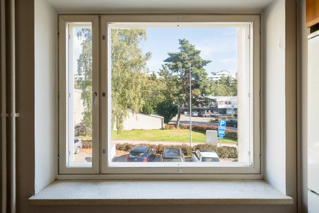 Keittiön ikkunasta näkyy Tapiolan tunnetuin maamerkki.