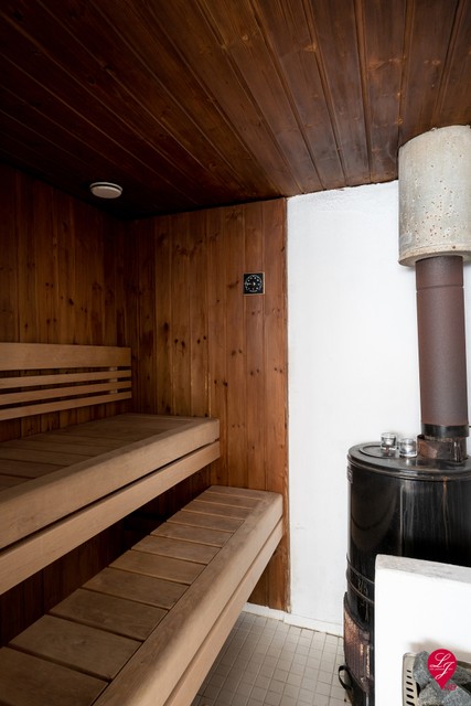 Kartanon saunassa on sekä puu- että sähkökiuas.