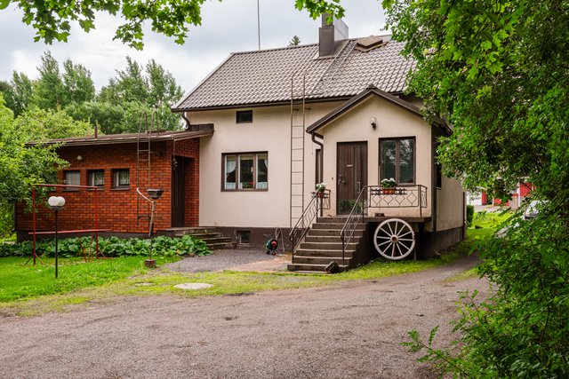 Kylänraitti 6